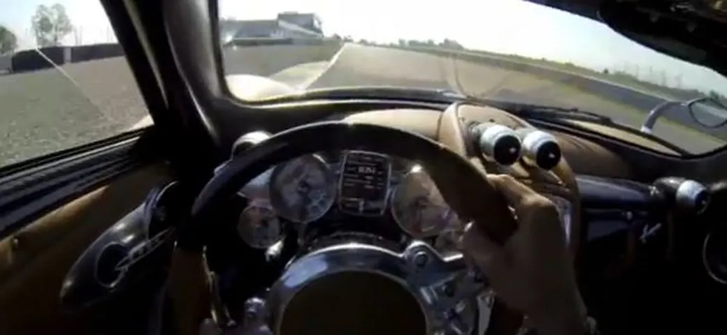 Pagani Huayra: il giro in pista è ripreso dall'abitacolo