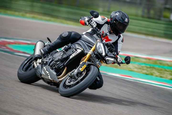 Triumph Speed Triple 1200 RS, la prova su strada (VIDEO)