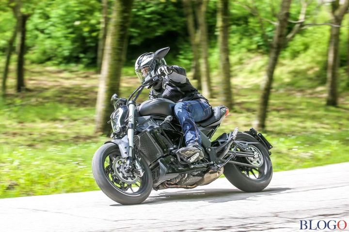 Benelli 502C: primo contatto con la cruiser pesarese