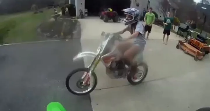 Ragazza cade in moto