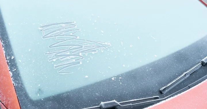 Come proteggere e sbrinare il parabrezza dal gelo invernale