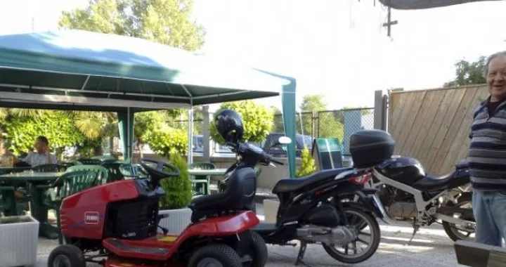 Foto del giorno: Tagliaerba tra moto e scooter