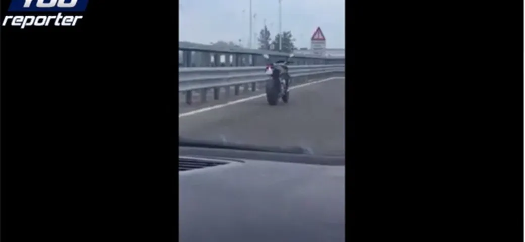 Milano, moto fantasma in tangenziale [Video]