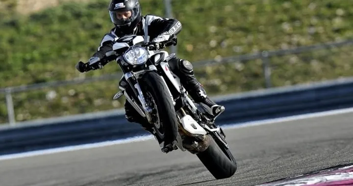 MV Agusta Brutale 800 Dragster: la prova completa