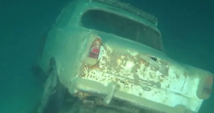 Oltre mille auto dell'alluvione del 1970 giacciono ancora sul fondale