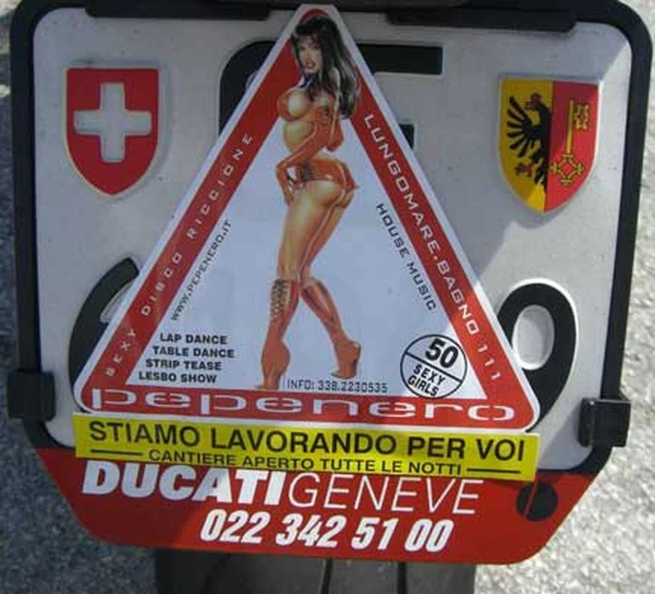 Foto del giorno: copri targa sexy!