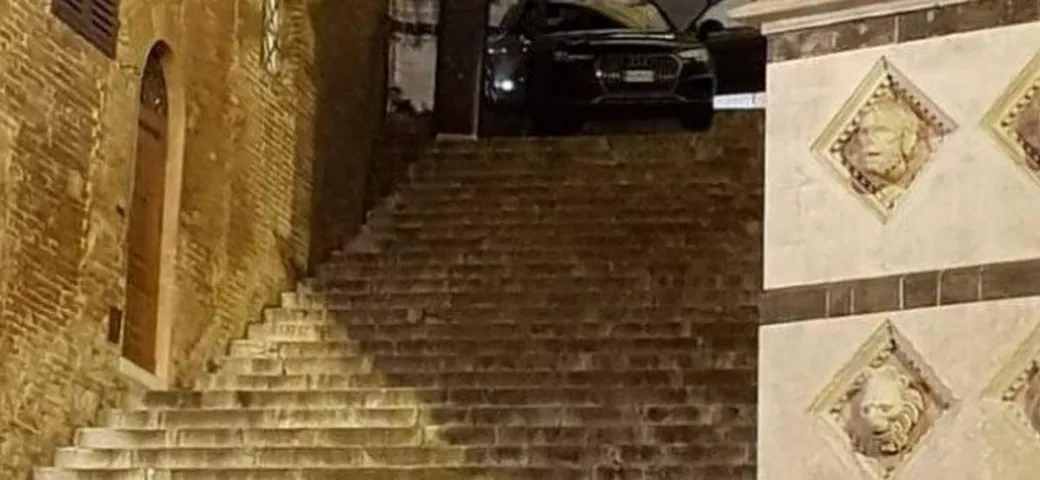 Siena: auto sulla scalinata del Duomo per l'uso sbagliato del navigatore