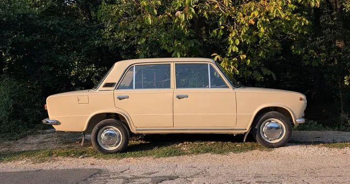 Comprano una Lada in Bulgaria per tornare in Olanda, ma si fermano a tre ore da casa