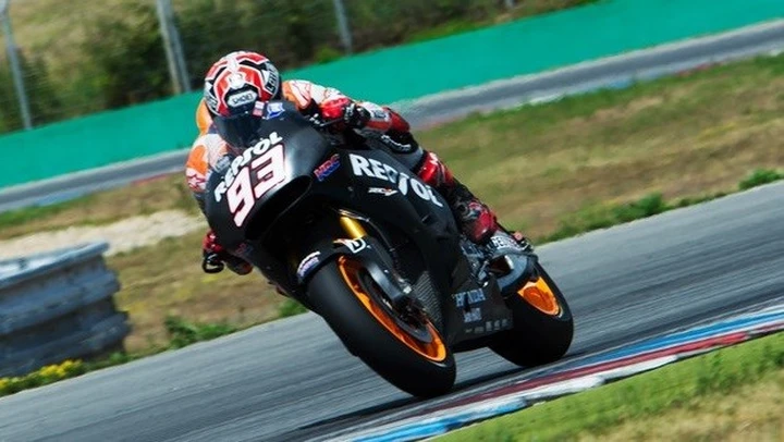 MotoGP Honda Test Brno: Marquez cade ancora, poi prova la moto 2015 [video]
