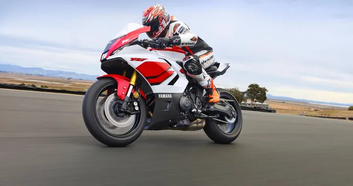 Tutta nuova la Yamaha R7 2026: elettronica da superbike e comfort da tourer