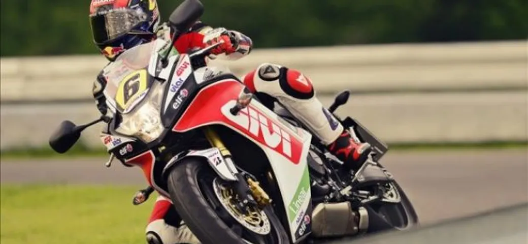 Stefan Bradl sulla Honda CBR600F con i colori LCR