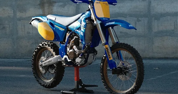 Yamaha WR250F Gauloises Blondes: tributo racing e performance moderne