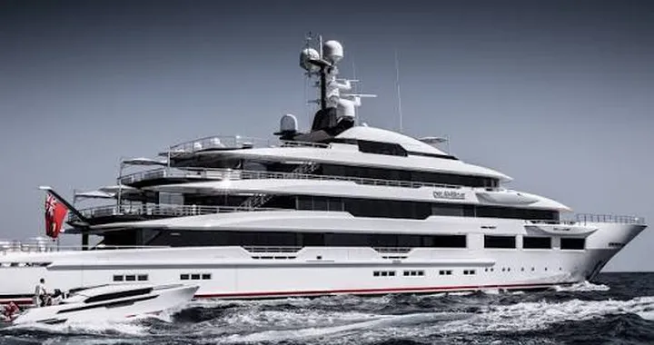 A Ischia arriva il mega yacht da 100 milioni: 90 metri di lusso