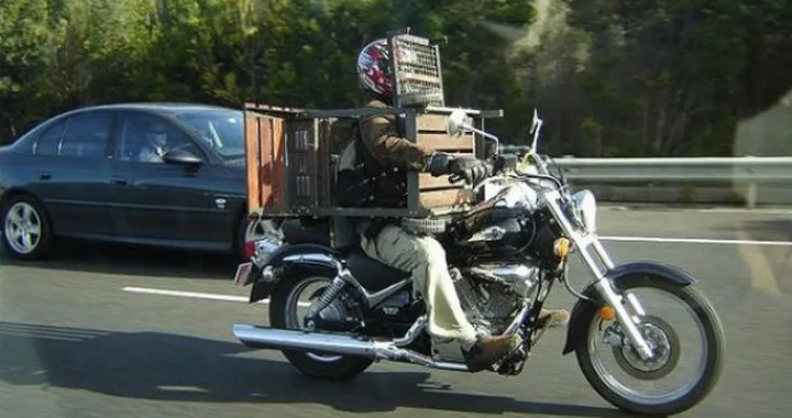 Guida la moto con un barbeque in testa: 800 dollari di multa