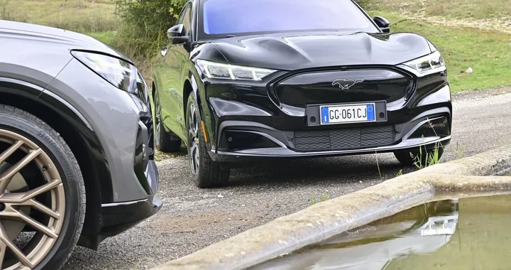 Audi Q4 e-tron Sportback VS Ford Mustang Mach-E: prova su strada