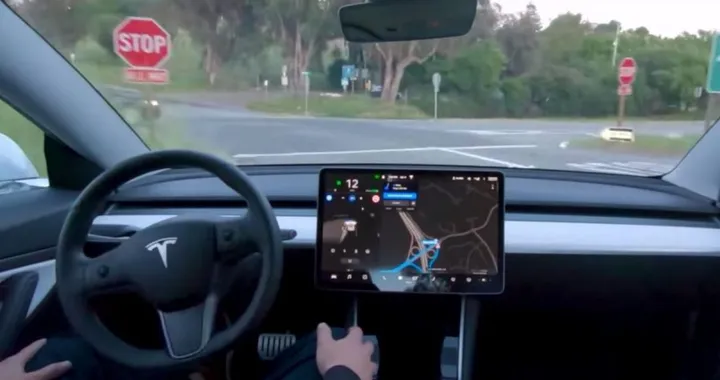 Tesla, giovane ubriaco si addormenta con l'Autopilot e blocca il traffico in galleria
