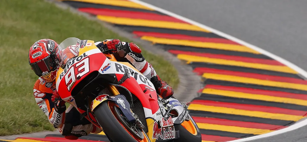 MotoGP Germania 2016: autogol Rossi e Dovi, vince Marc Marquez