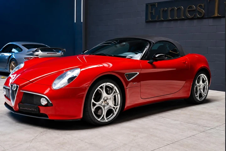 Alfa Romeo 8C Spider da record: da 215.000 a 410.000 euro, il valore continua a salire