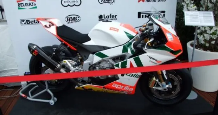 Aprilia RSV4 Biaggi Replica: 200 cv, 175 kg e 50.000 euro