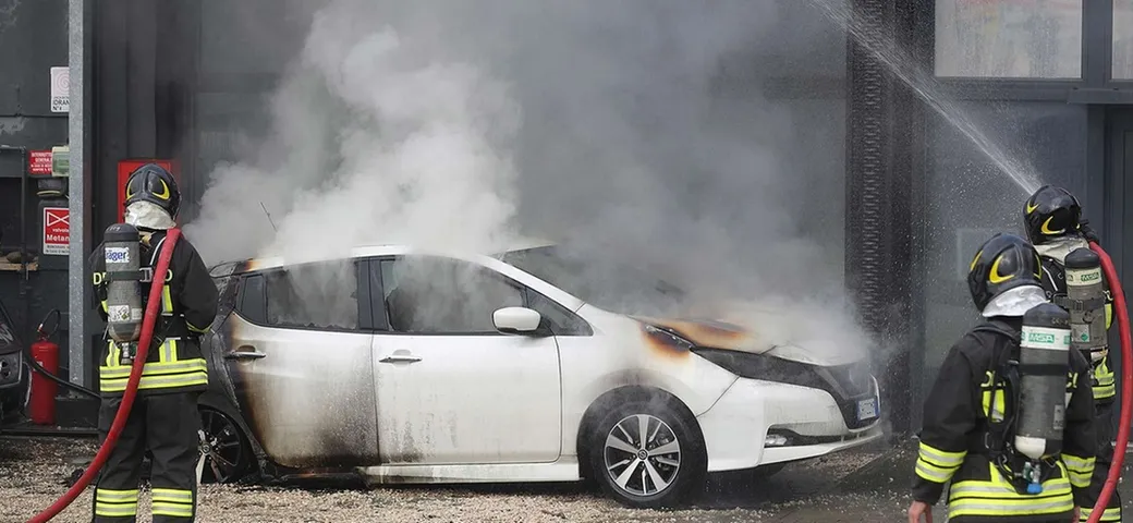 Auto elettrica in fiamme dopo essere finita sott'acqua