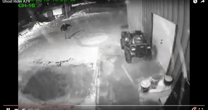 Quad fuori controllo danza in modo folle [Video]