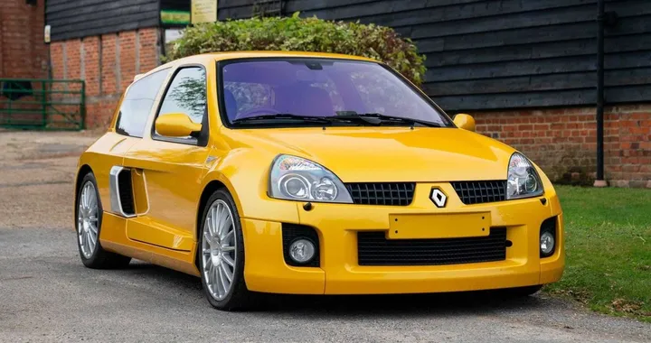 Renault Clio V6, all’asta uno straordinario esemplare con soli 1600 km