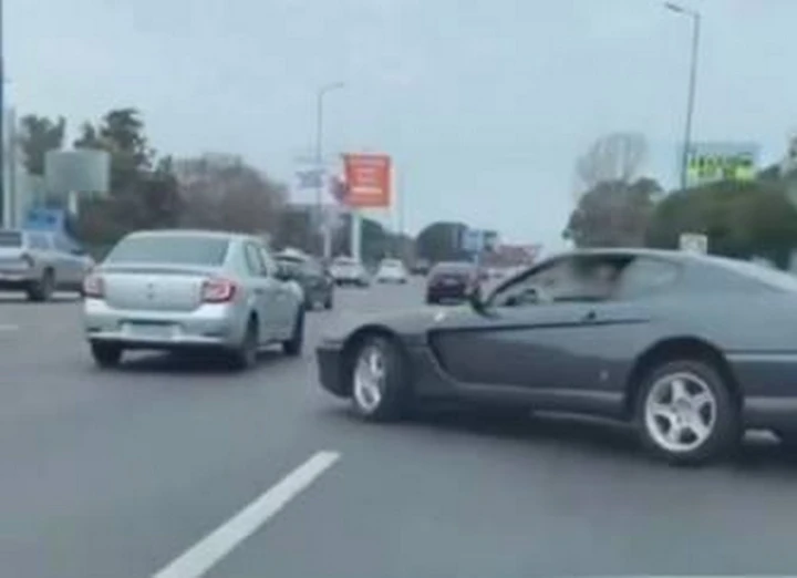 Con la Ferrari 456 GT fa uno show irresponsabile in strada | Video