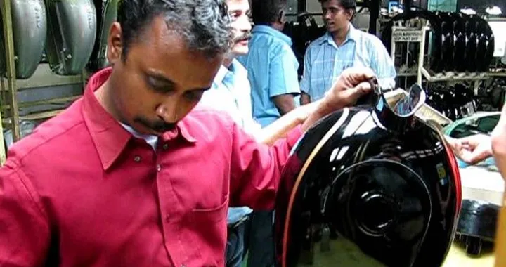 Royal Enfield: serbatoio dipinto a mano