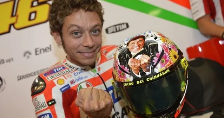 MotoGP, Mugello: Valentino Rossi presenta il suo casco speciale 2012