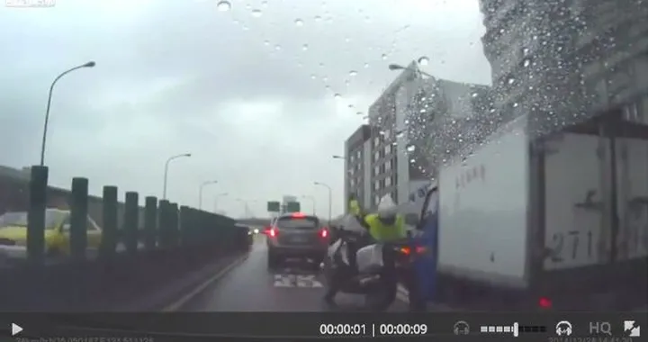 Motociclista tamponato da camioncino [Video]