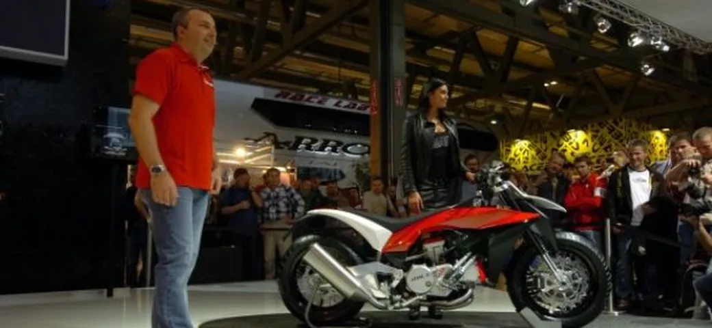 Husqvarna: una enduro stradale bicilindrica debutterà all'Eicma 2011