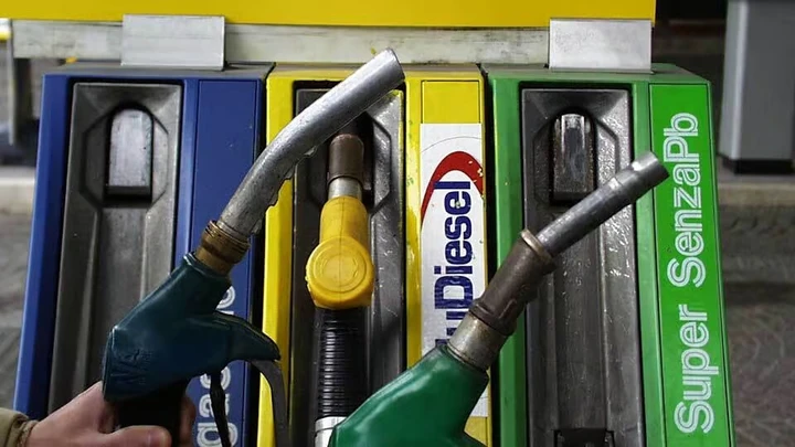 Allarme prezzi carburanti, consumatori in rivolta