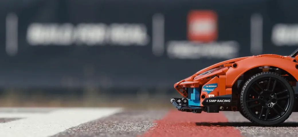 LEGO Technic Ferrari 488 GTE in pista a Modena