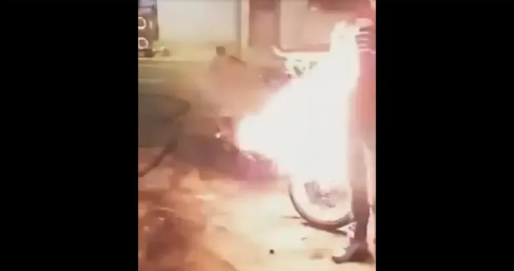 Con gli scarichi incandescenti la moto va a fuoco [Video]