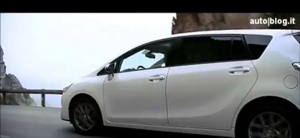 Toyota Verso 2.0 D-4D: prova su strada, caratteristiche, prezzo