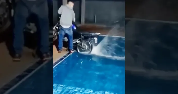 Tenta la "fontana" in piscina e cade in acqua con la moto (Video)