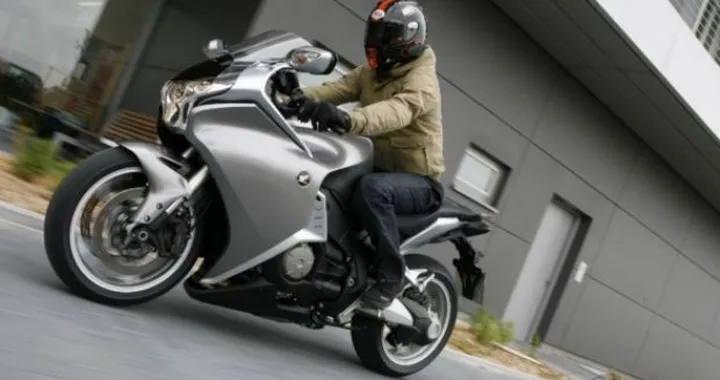 TEST Honda VFR1200F DCT, Io... cambio da sola