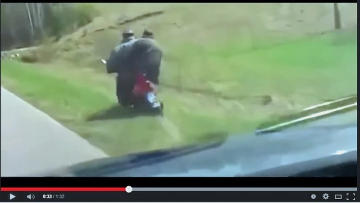 In scooter ubriachi, finiscono nel fossato [Video]
