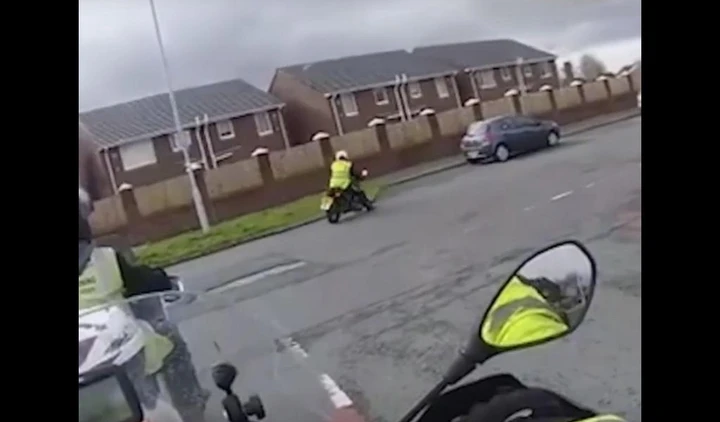 Motociclista imbranato colpisce auto in sosta [Video]