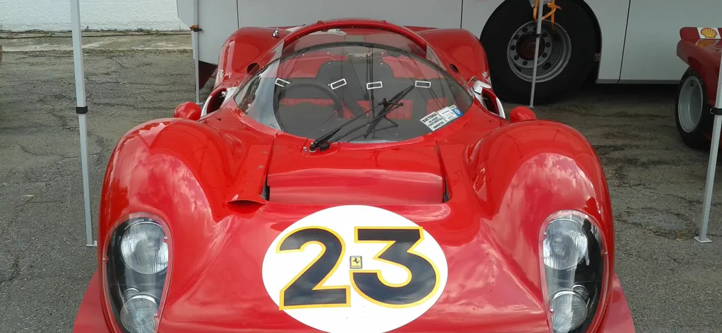Ferrari 330 P4: un'auto da corsa elegante
