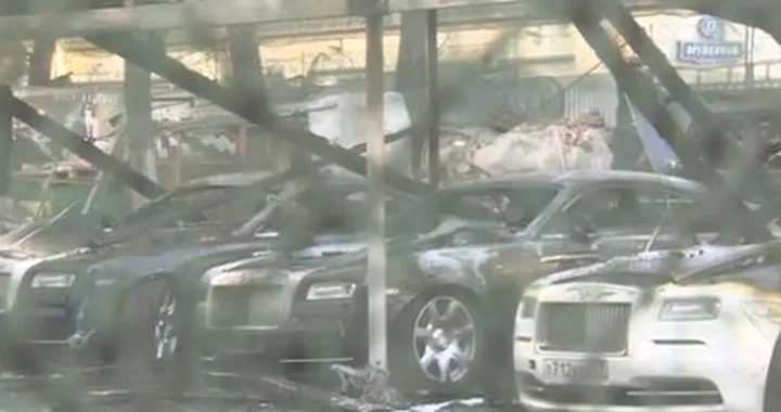 A Mosca vanno a fuoco 12 supercar [VIDEO]