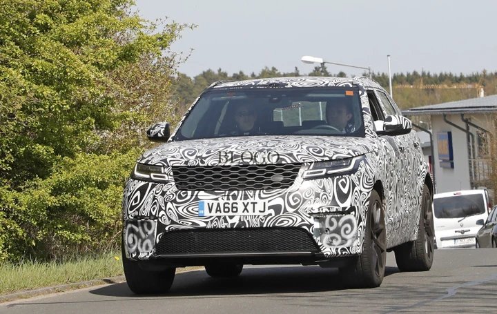 Range Rover Velar SVR: prime foto spia