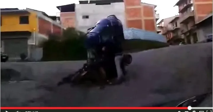 Ape Piaggio troppo carico... si ribalta [Video]