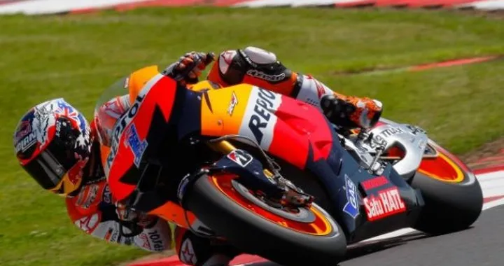 MotoGP, Sachsenring: Stoner in pole sotto la pioggia. Bene Spies e Bradl. Rossi 9°