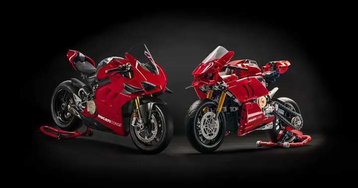 Ducati Panigale V4 R, LEGO la fa a pezzi: ecco il set per costruirla