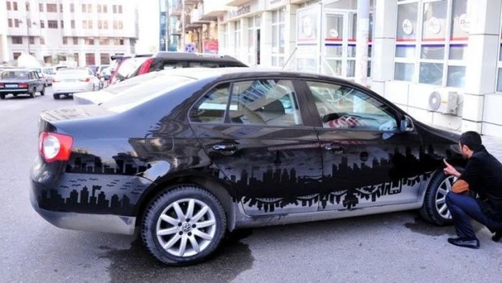 La carrozzeria è impolverata? Un artista azero ci disegna sopra