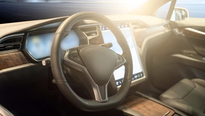 Nuova inchiesta coinvolge Tesla: l'indagine riguarda strani incidenti