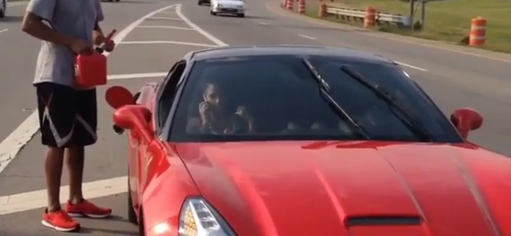 Ferrari California: un giocatore del campionato NBA resta senza benzina in autostrada