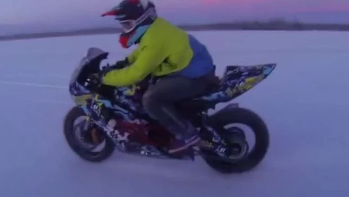 GSX-R 1000 in derapata sul ghiaccio [video]