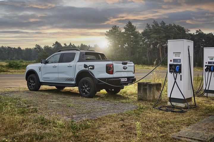 Ford Ranger Plug-In Hybrid: il pick-up diventa green ma con potenza off-road